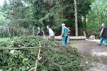 Úterní bouřka v J. Hradci. Po úderu blesku spadl strom na zahradě školky pod gymnáziem. 