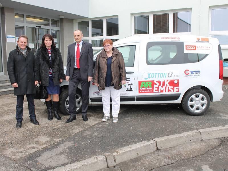 Na snímku u nového auta hospicové péče zleva předseda představenstva Waldviertler Sparkasse Franz Pruckner,  vedoucí pobočky banky Ludmila Kubánková, Zdeněk Maryška a vedoucí sestra Eva Šafránková.