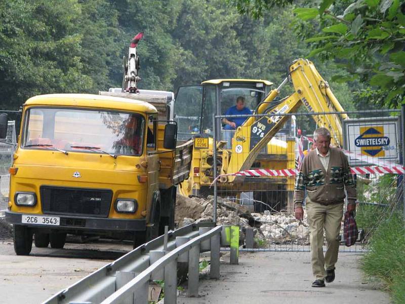 Stavební práce na rekonstrukci mostu přes Hamerský potok si vyžádaly částečnou uzavírku. 