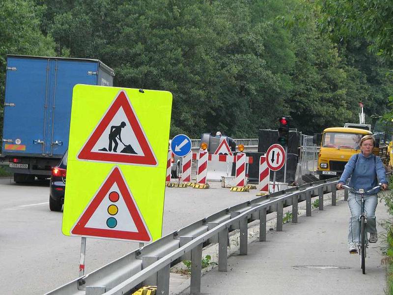 Stavební práce na rekonstrukci mostu přes Hamerský potok si vyžádaly částečnou uzavírku. 