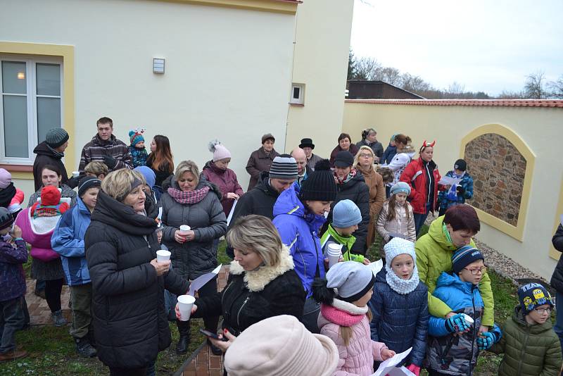 Mikulášskou nadílku v Radouňce ve spolkovém domě si užili malí i velcí.