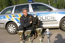 POLICEJNÍ PSOVOD Ladislav Košler se svým německým ovčákem  Cirem přivezl z mezinárodního mistrovství služebních psů v Mělníku druhé místo ve všestrannosti. 