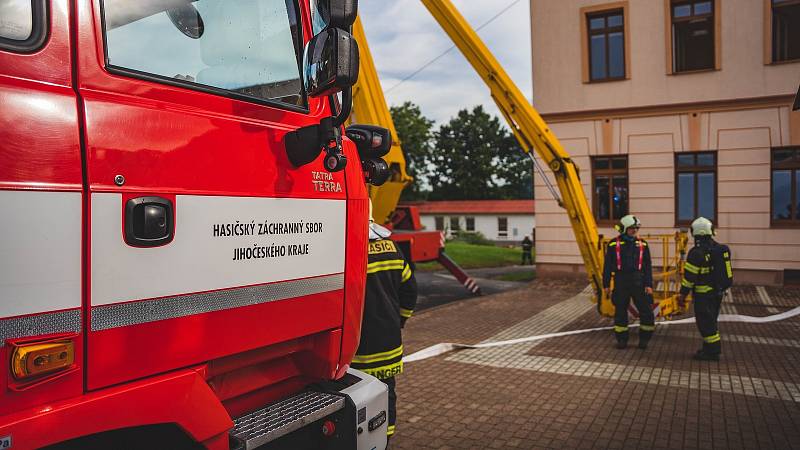 Taktické cvičení hasičů v Základní škole Chlum u Třeboně.