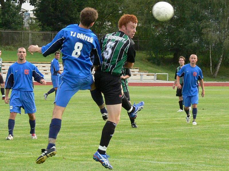 Záložník fotbalistů Slovanu Luděk Kuchař (vpravo) přispěl solidním výkonem ke hladké výhře jindřichohradeckého celku nad Dřítní 3:0. 