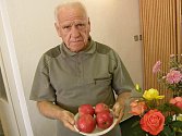 Mezi nadšené zahrádkáře ve Studené patří i Josef Čeloud. Na snímku je se svými výpěstky na podzimní výstavě ovoce a zeleniny.  