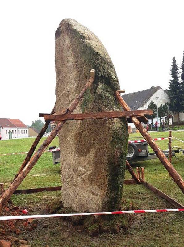 Na staroměstském náměstí stojí nová dominanta - menhir.