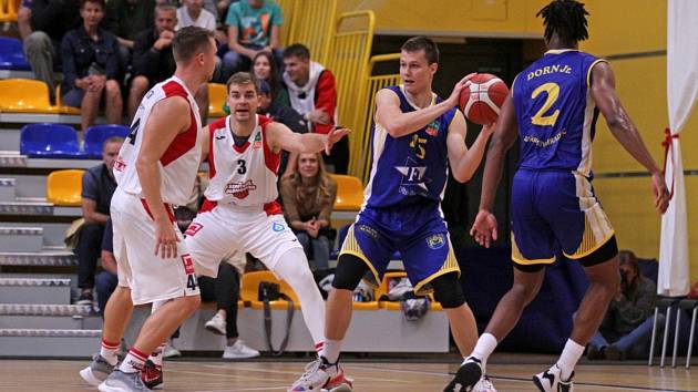 V úvodním kole Kooperativa NBL jindřichohradečtí basketbalisté (v modrém) podlehli v ofenzivně laděném souboji na půdě BK Olomoucko 92:100.