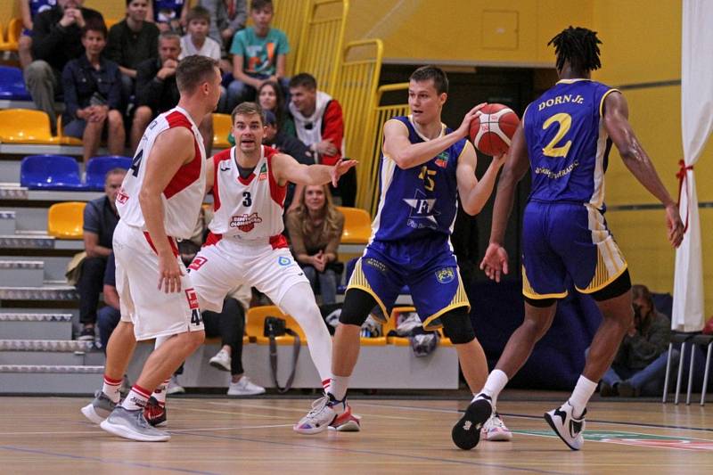V úvodním kole Kooperativa NBL jindřichohradečtí basketbalisté (v modrém) podlehli v ofenzivně laděném souboji na půdě BK Olomoucko 92:100.