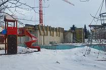 Za Lávkami v Dačicích pokračují stavební práce na vybudování nové mateřské školy.
