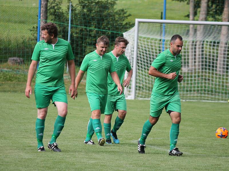 V úvodním kole I. B třídy fotbalisté Studené (v modrobílých dresech) na svém stadionu porazili Lomnici 5:2.