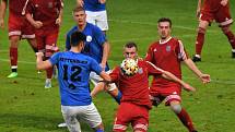 Fotbalisté Hluboké nad Vltavou (v modrých dresech) v dohrávce krajského přeboru zdolali Třeboň 2:1.