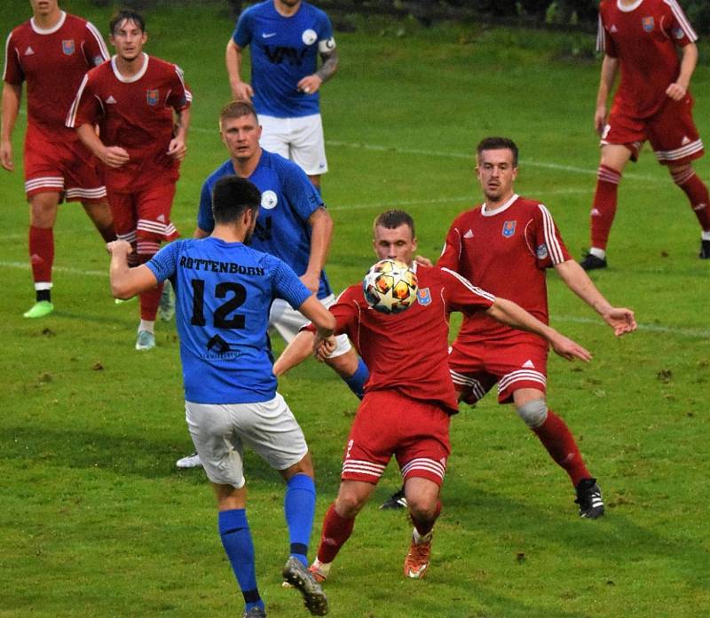 Fotbalisté Hluboké nad Vltavou (v modrých dresech) v dohrávce krajského přeboru zdolali Třeboň 2:1.