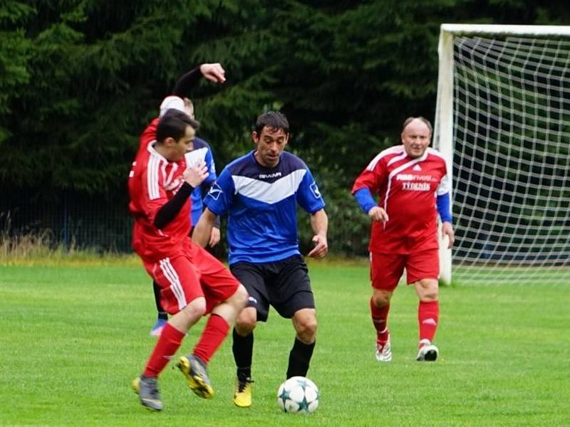 Fotbalisté Chlumu (v červeném) doma nestačili na společný tým Číměře a novobystřického béčka, kterému podlehli 1:5.