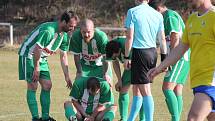 Fotbalisté Lásenice (v zelenobílém) ve 14. kole přeboru utrpěli doma debakl 0:6 od Stráže nad Nežárkou.