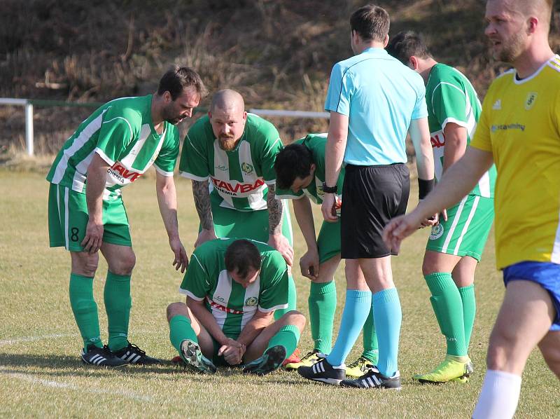 Fotbalisté Lásenice (v zelenobílém) ve 14. kole přeboru utrpěli doma debakl 0:6 od Stráže nad Nežárkou.