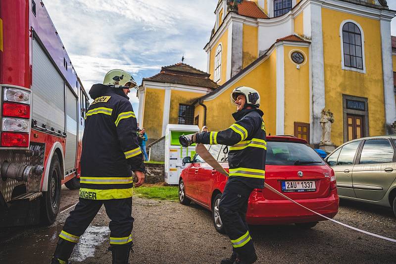 Taktické cvičení hasičů v Základní škole Chlum u Třeboně.