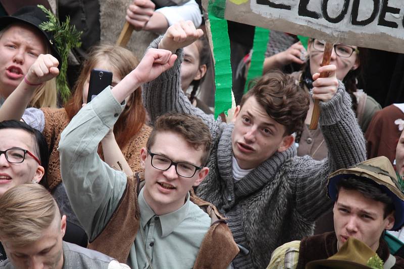 V pátek odpoledne se třetí zámecké nádvoří zaplnilo majálesovými maskami studentů čtyřech hradeckých středních škol.