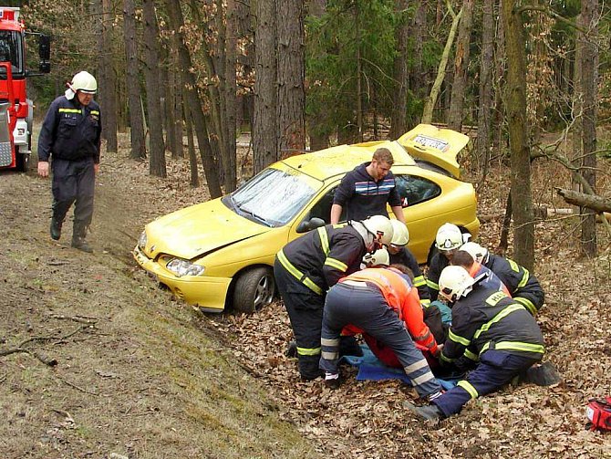 Suchdolští hasiči zasahovali u vážné dopravní nehody u Majdaleny.
