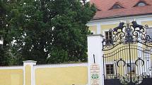 Pohled za zábradlí u Základní školy ve Stráži nad Nežárkou, který je předmětem sporu mezi radnicí a zámeckým pánem. 