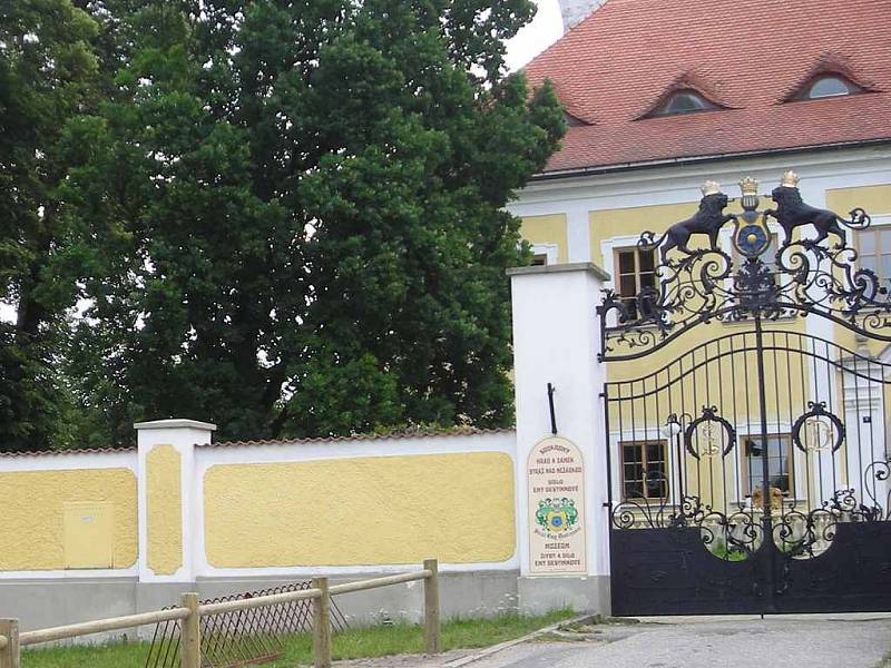 Pohled za zábradlí u Základní školy ve Stráži nad Nežárkou, který je předmětem sporu mezi radnicí a zámeckým pánem. 
