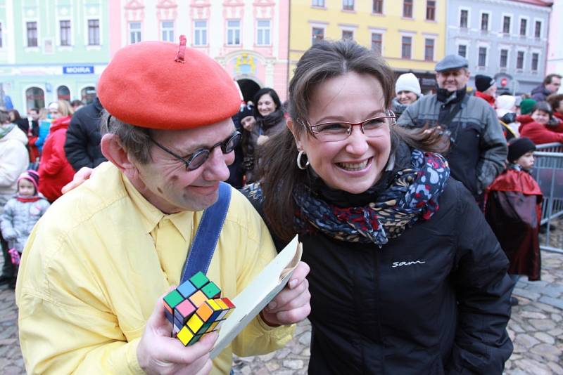 Masopustní průvod centrem Jindřichova Hradce skončil na náměstí Míru, kde se konaly soutěže v pojídání zabijačkových specialit.