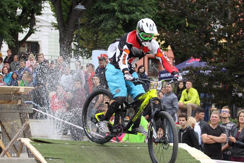 Z jízdy odvážných bikerů, kteří se řítili z dačické věže až na náměstí, se mnohdy tajil dech.