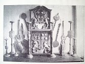 SYMBOLY ŘEMESEL. Ferule (cechovní právo), svícny a vývěsní štíty některých hradeckých cechů. 