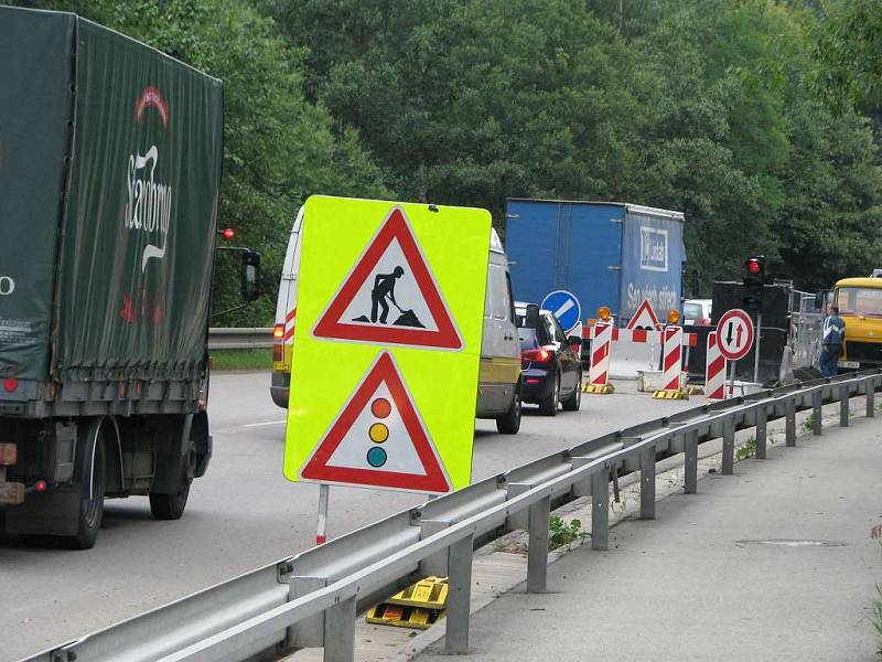 Uzavírka mostu přes Hamerský potok na obchvatu v Jindřichově Hradci.