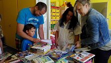 Informační centrum pro mládež v Jindřichově Hradci uspořádalo sbírku knih pro děti, které leží v jindřichohradecké nemocnici.