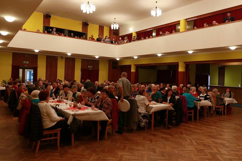 Kardašova Řečice – Tradiční setkání seniorů se uskutečnilo v kulturním domě v Kardašově Řečici. Úvodní slovo patřilo starostovi města Petru Nekutovi. Poté vystoupily děti z mateřské školy. Kroužek aerobiku předvedl skladbu Mravenec a následovalo pásmo hud