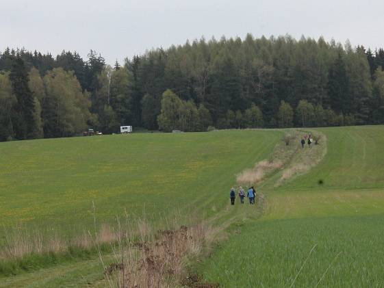 Lidé se z Lodhéřova vypravili na protestní pochod proti úložišti na Čertův kámen.. 