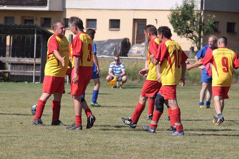 Dva zápasy fotbalových starých gard s Košicemi a Myslkovicemi, či vystoupení gymnastek a cvičenek aerobiku. V Deštné o tamní pouti oslavili 110 let od založení tělovýchovné jednoty Sokol.