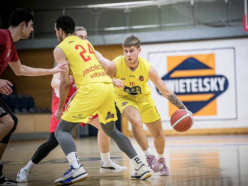 Jindřichohradečtí basketbalisté (ve žlutém) v 3. kole Českého poháru vyřadili Olomoucko.