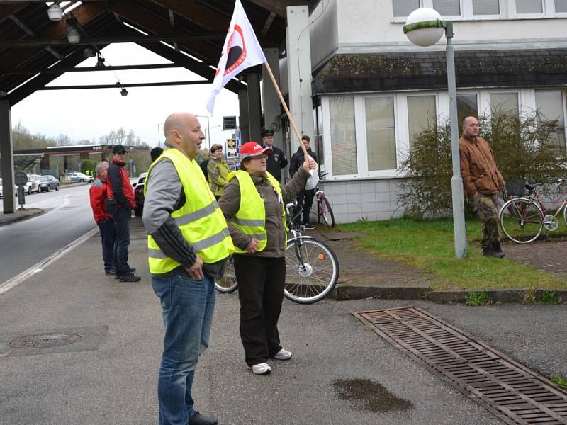 V sobotu odpoledne se sešla zhruba stovka lidí, aby v pokojné demonstraci zablokovala hraniční přechod v Českých Velenicích na protest proti liknavosti vlády ohledně přílivu nelegálních migrantů. 