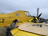 Obnovu žlutého letadla má na starosti trojce zaměstnanců Zahradního centra.