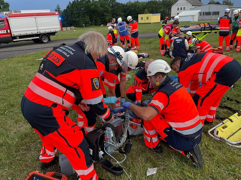 Cvičení složek záchranného systému na jindřichohradeckém letišti ve středu 22. června bylo zaměřené na nehodu dvou aut na tunningovém srazu, která vlétla mezi diváky.