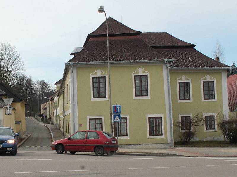 Pohled na budovu výchovného ústavu v Jindřichově Hradci, kde bude umístěna pamětní deska herečky Adély Volfové.