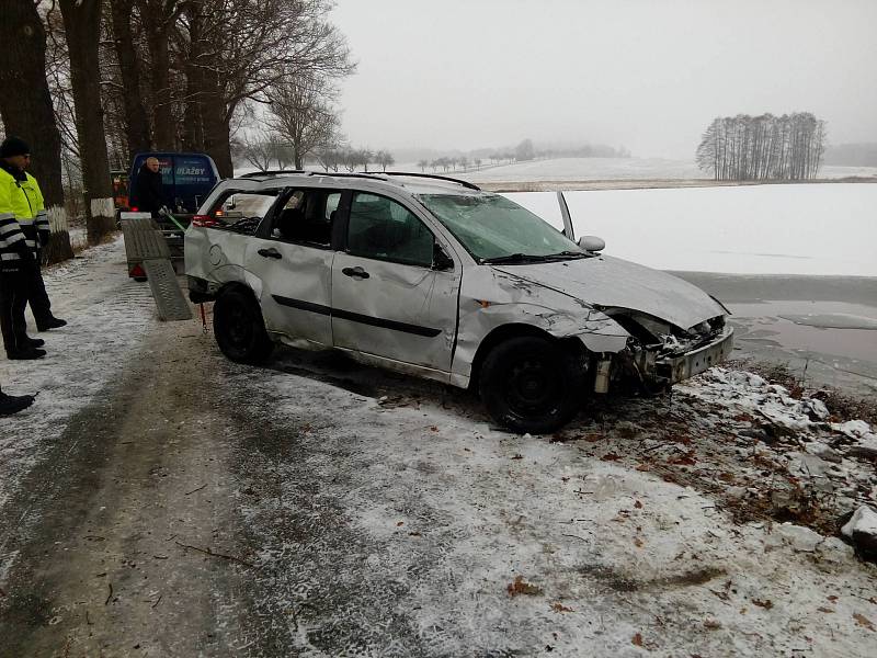 U Vydří auto v noci skončilo v rybníku.