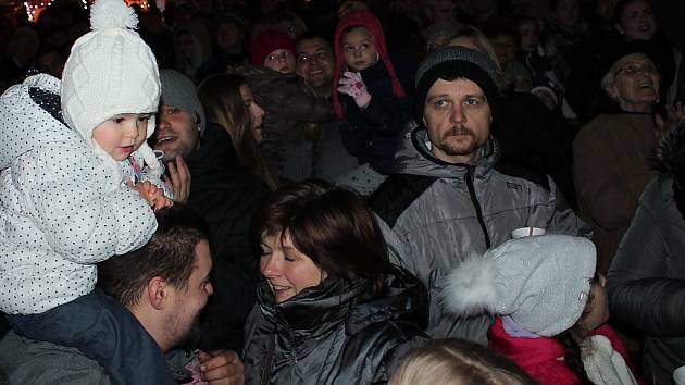 V Jindřichově Hradci rozsvítili vánoční strom.