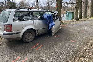 Havarované osobní auto se stalo němým svědkem tragické nehody z 5. dubna 2022 u Staňkovského rybníka, při které vyhasly tři životy.