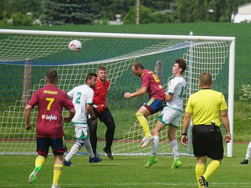 Fotbalisté Nové Bystřice porazili Starou Hlínu (v bílém) 5:2 a zahrají si finále OP poháru.