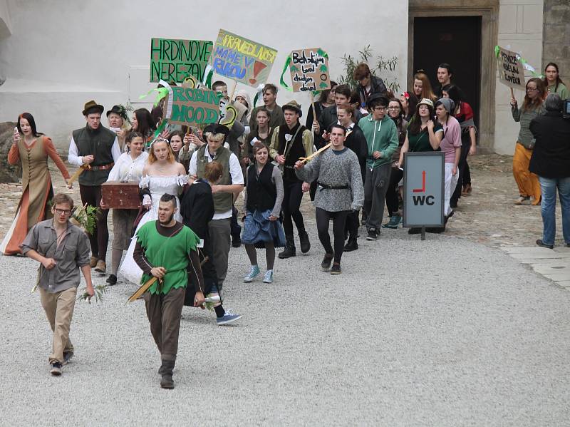 V pátek odpoledne se třetí zámecké nádvoří zaplnilo majálesovými maskami studentů čtyřech hradeckých středních škol.