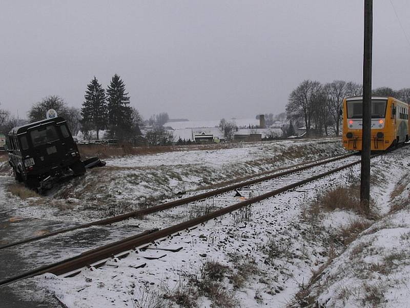 Srážka terénního auta s vlakem ve Slavonicích.