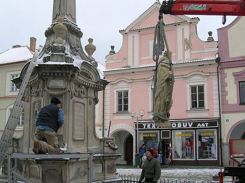 USAZENÍ SOCH. Sochy světců poté, co opustily restaurátorskou dílnu, putovaly zpět na Mariánský sloup v centru Třeboně. 