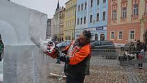 Ledový chrám vyrostl v sobotu v rámci 2. ročníku ledosochání s názvem Sochu! Sochej! Sochejme! na jindřichohradeckém náměstí Míru.