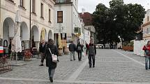 Cyklisté navlečení, lidé v bundách. Takový byl první podzimní den v Třeboni.