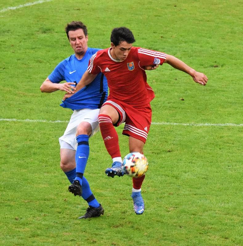 Fotbalisté Hluboké nad Vltavou (v modrých dresech) v dohrávce krajského přeboru zdolali Třeboň 2:1.