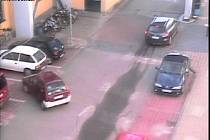 Neznáte někdo tmavě červené auto s výrazným bílým nebo stříbrným nárazníkem (na snímku ze záznamu kamery). Jeho řidička při parkování v Třeboni poskodila jiné auto a ujela. 