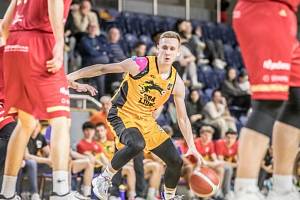 Jindřichohradečtí basketbalisté ve 3. kole nadstavbové části I. ligy otočili nepříznivý vývoj a Svitavy nakonec v dramatické bitvě zdolali 101:97.