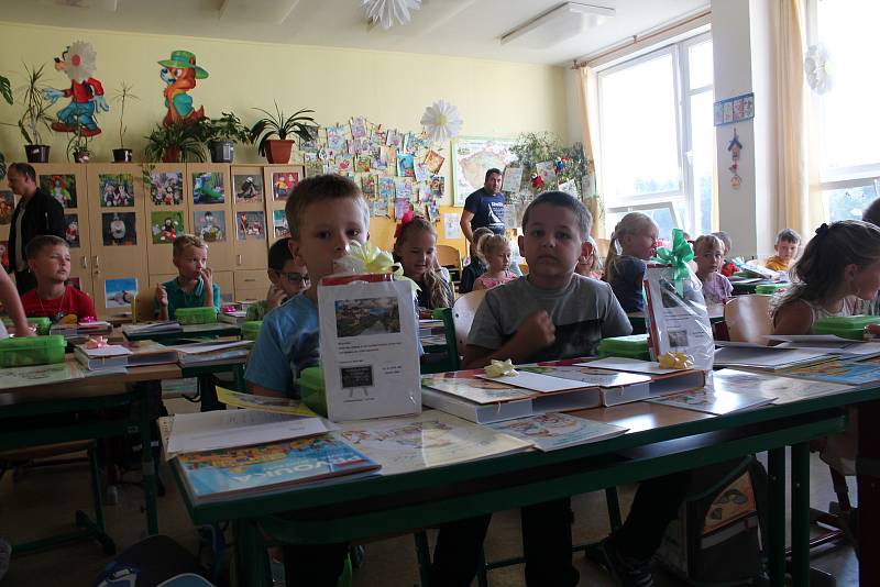 Do lavic na 5. základní škole v Jindřichově Hradci nastoupilo 50 prvňáčků.